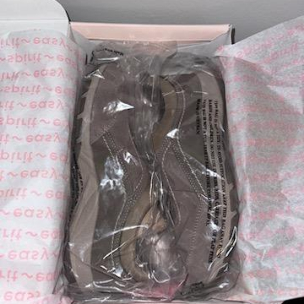 NWT Easy Spirit walking shoes size10